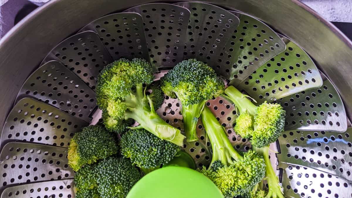 Steaming broccoli florets.