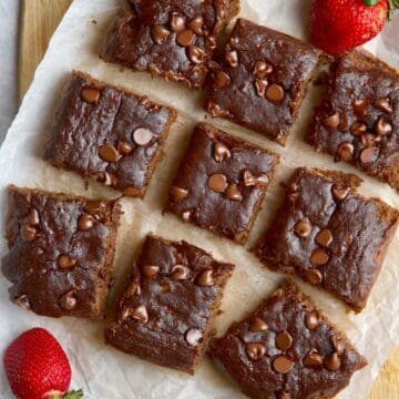 Chocolate squares slices with strawberries between them.