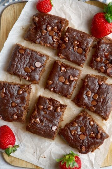 Chocolate squares slices with strawberries between them.